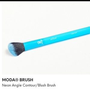 Neon Angle Contour/Blush Brush by Moda